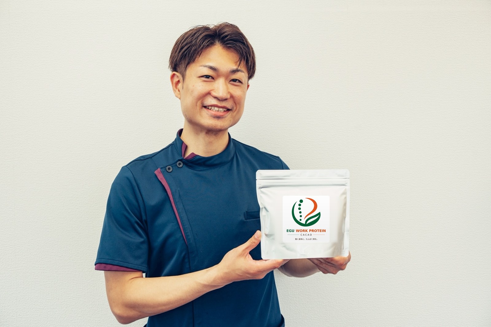 EGU WORK PROTEIN を手にする江口俊